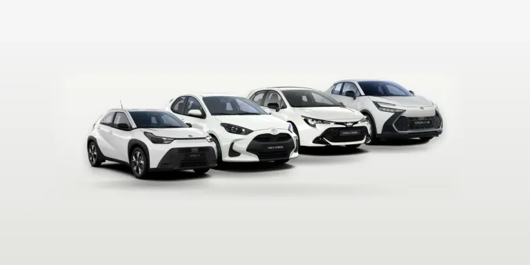 Toyota Aygo X Hybrid, Toyota Yaris Hybrid, Toyota Corolla Hybrid und Toyota C-HR in Weiß